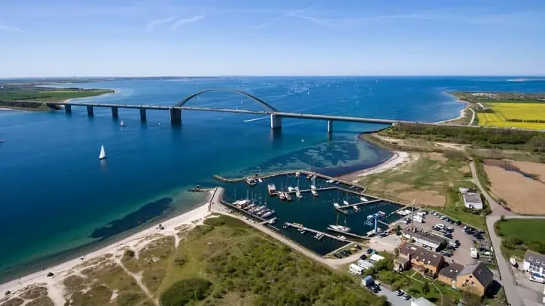 Luftaufnahme der Fehmarnsundbrücke, die Insel mit dem Festland verbindet