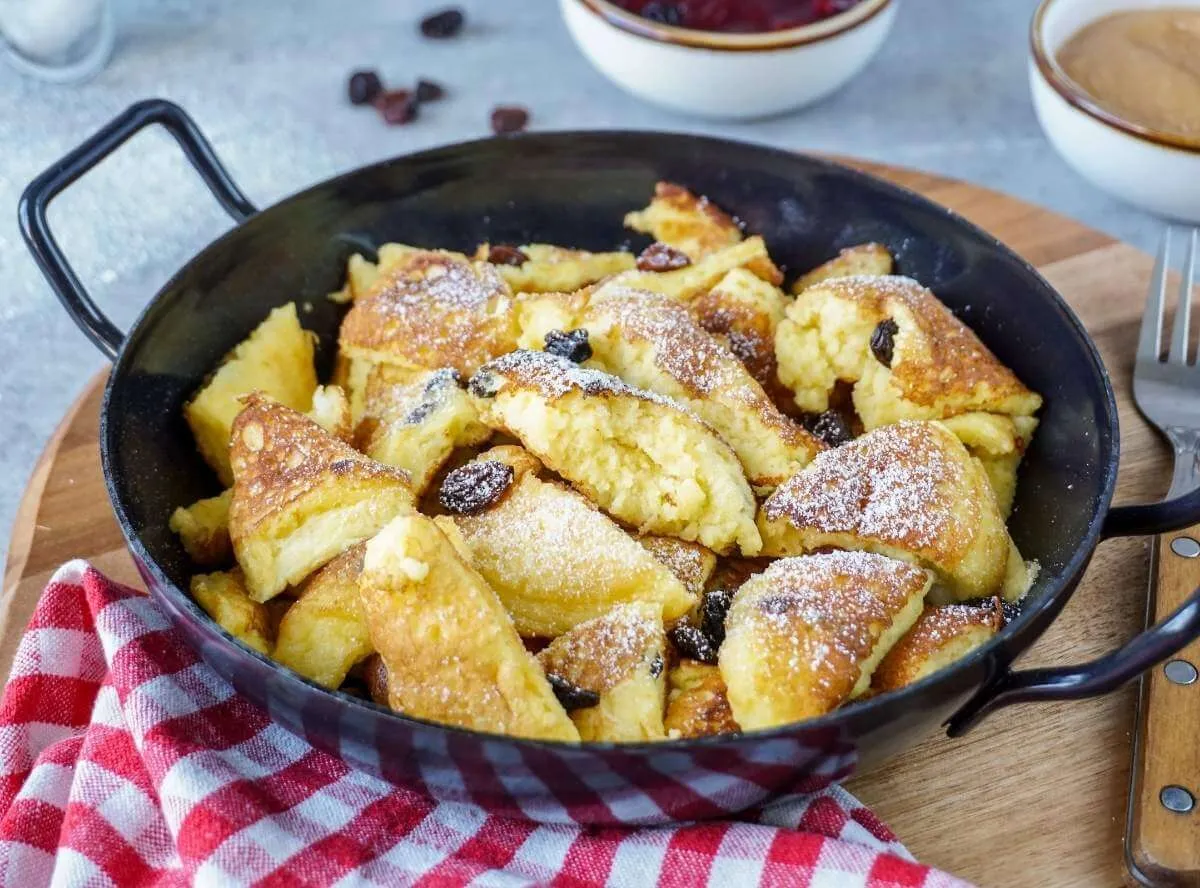 Luftiger Kaiserschmarrn, schnell zubereitet und servierfertig