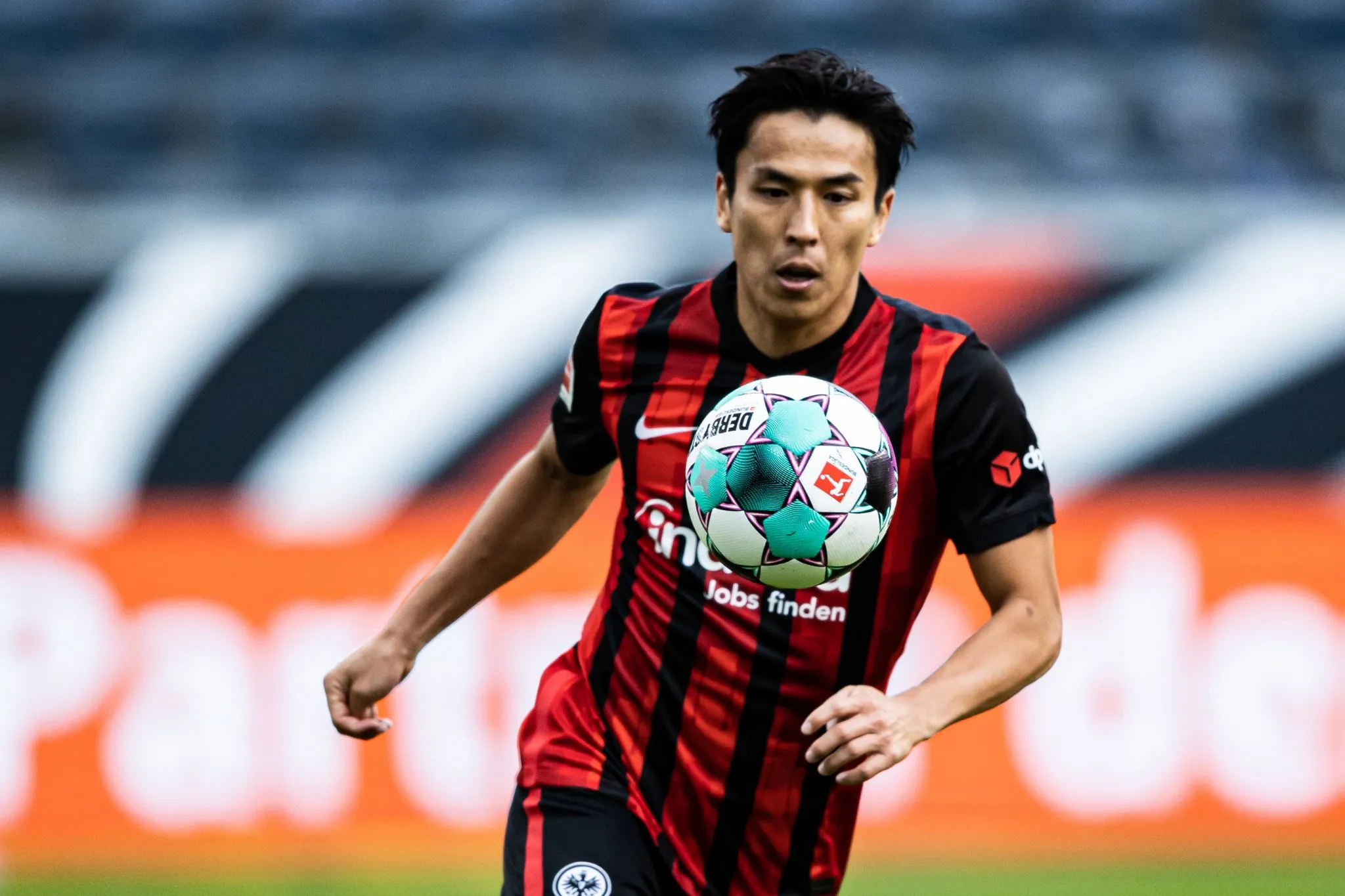 Makoto Hasebe von Eintracht Frankfurt am Ball