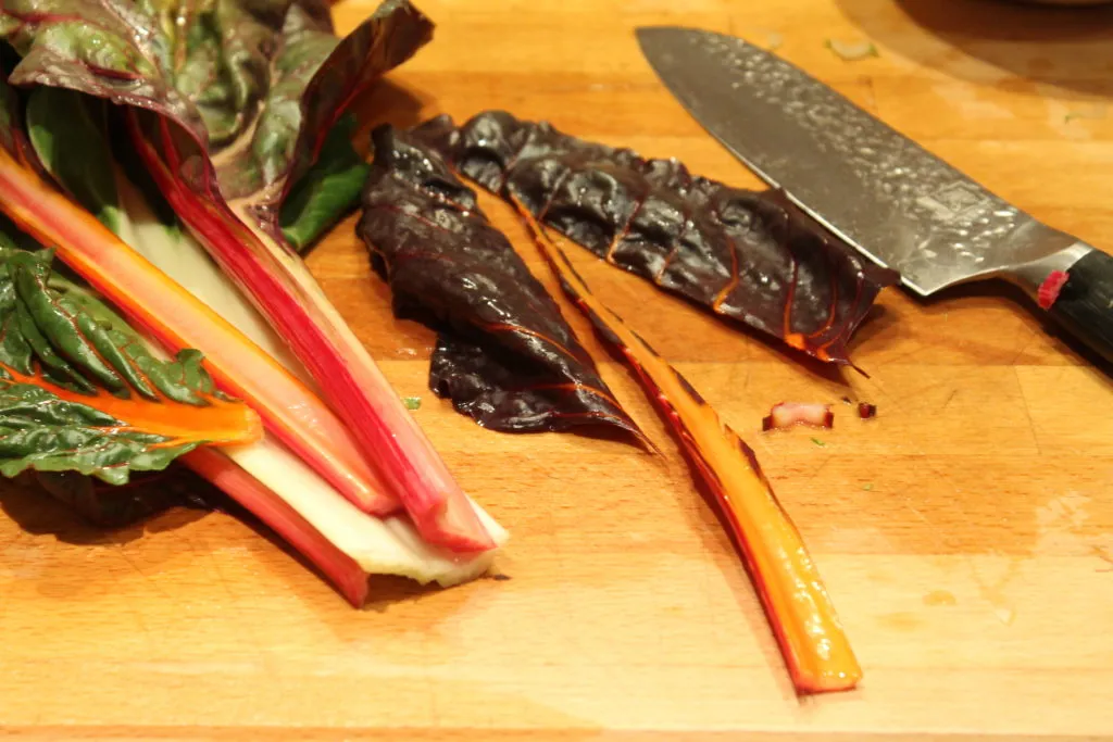 Mangoldblätter und Mangoldstiele trennen für Blitva