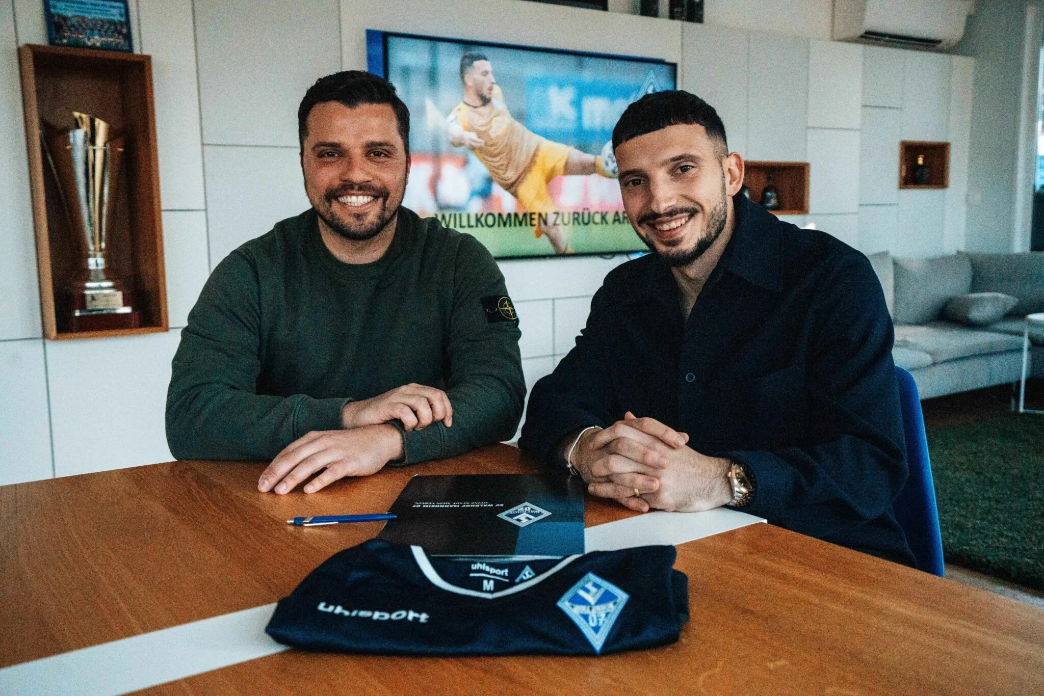 Mannheims Sportlicher Leiter Anthony Loviso und Neuzugang Arianit Ferati