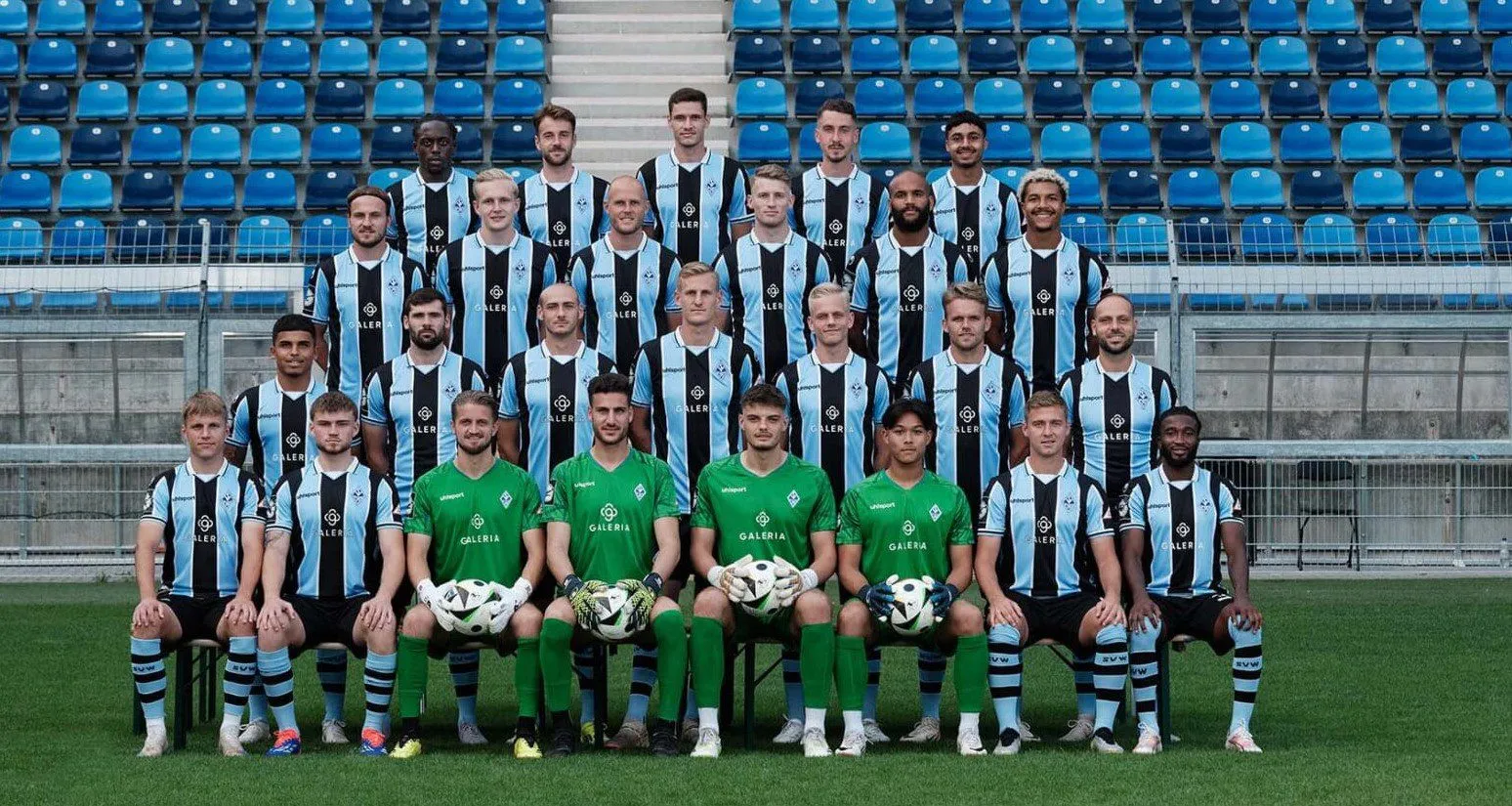 Mannschaftsfoto des SV Waldhof Mannheim vor dem Spiel gegen Rot-Weiss Essen