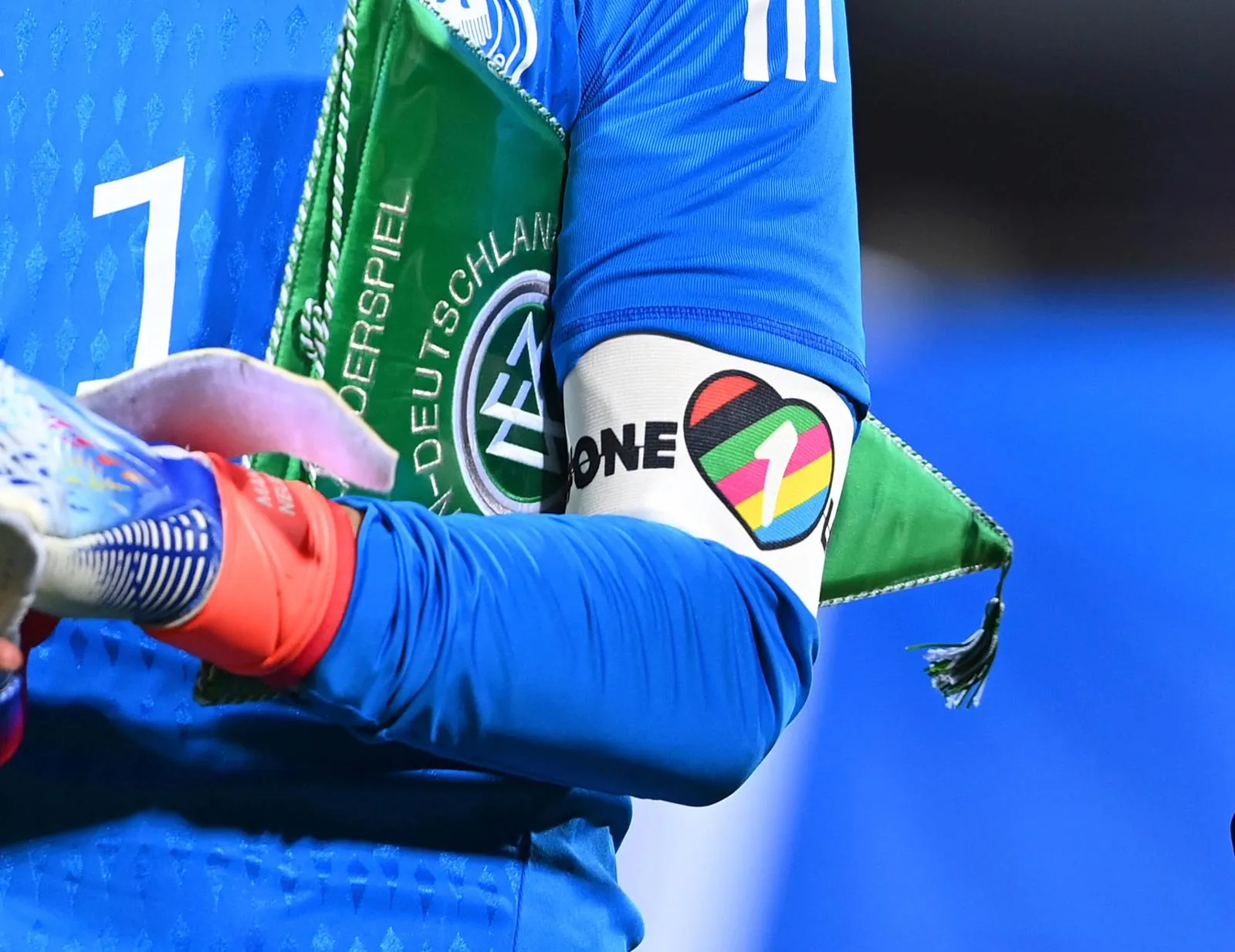 Manuel Neuer mit der „One Love“-Kapitänsbinde. Diese wird er bei der WM in Katar wohl nicht tragen.