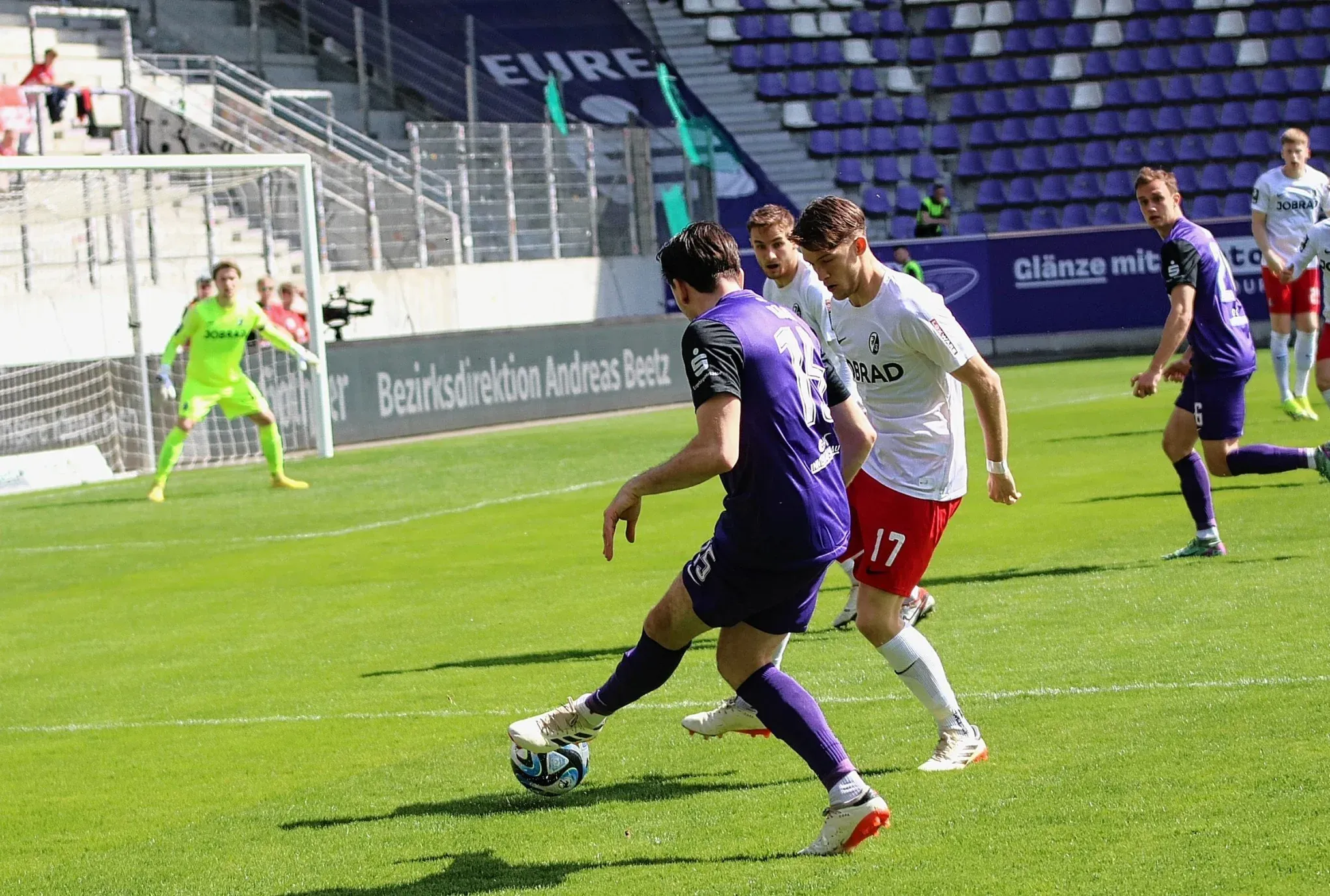 Marcel Bär spielt den Ball gefährlich in den Strafraum