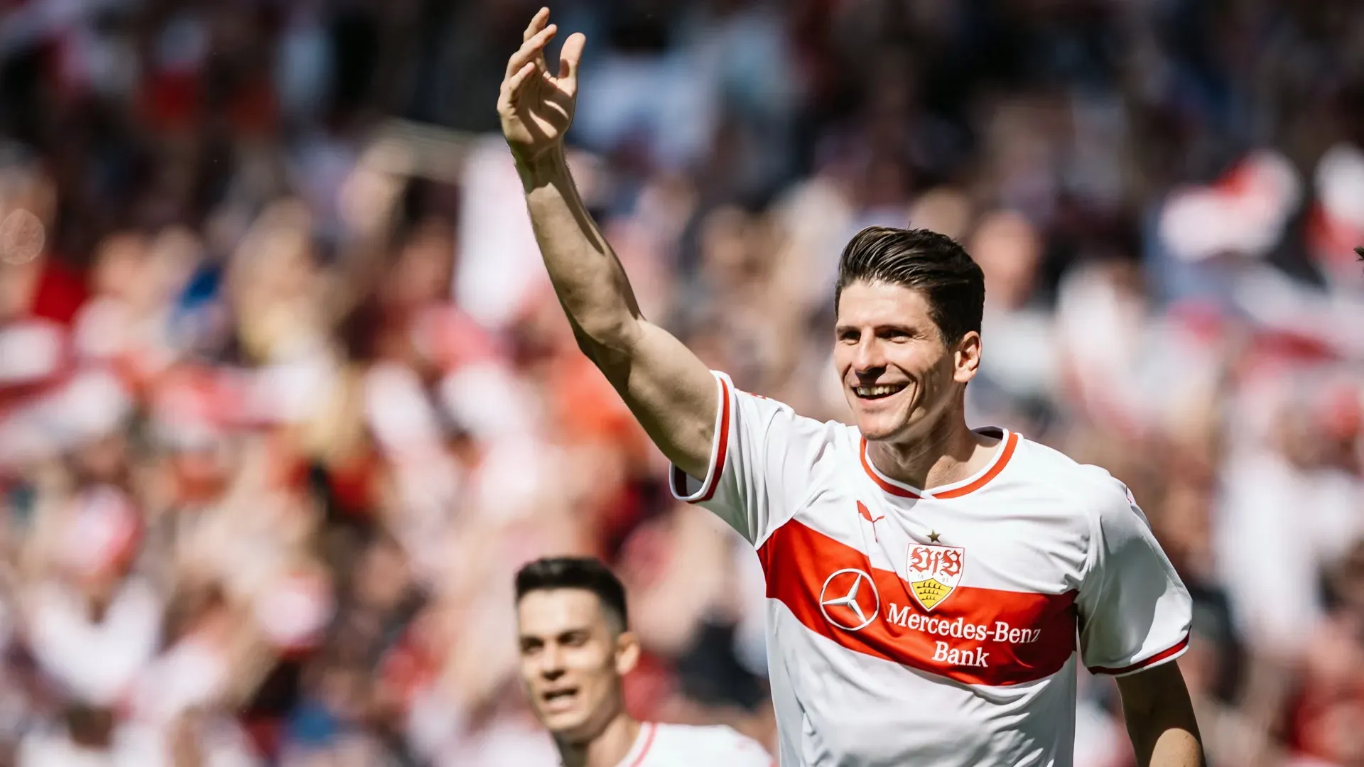 Mario Gomez feiert ein Tor für den VfB Stuttgart