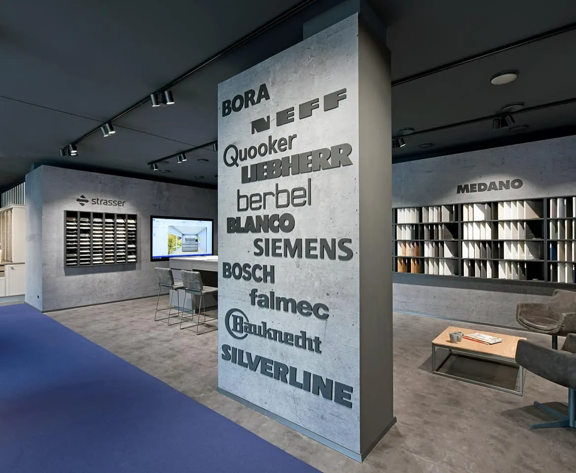 Markensäule in einem MEDA Store