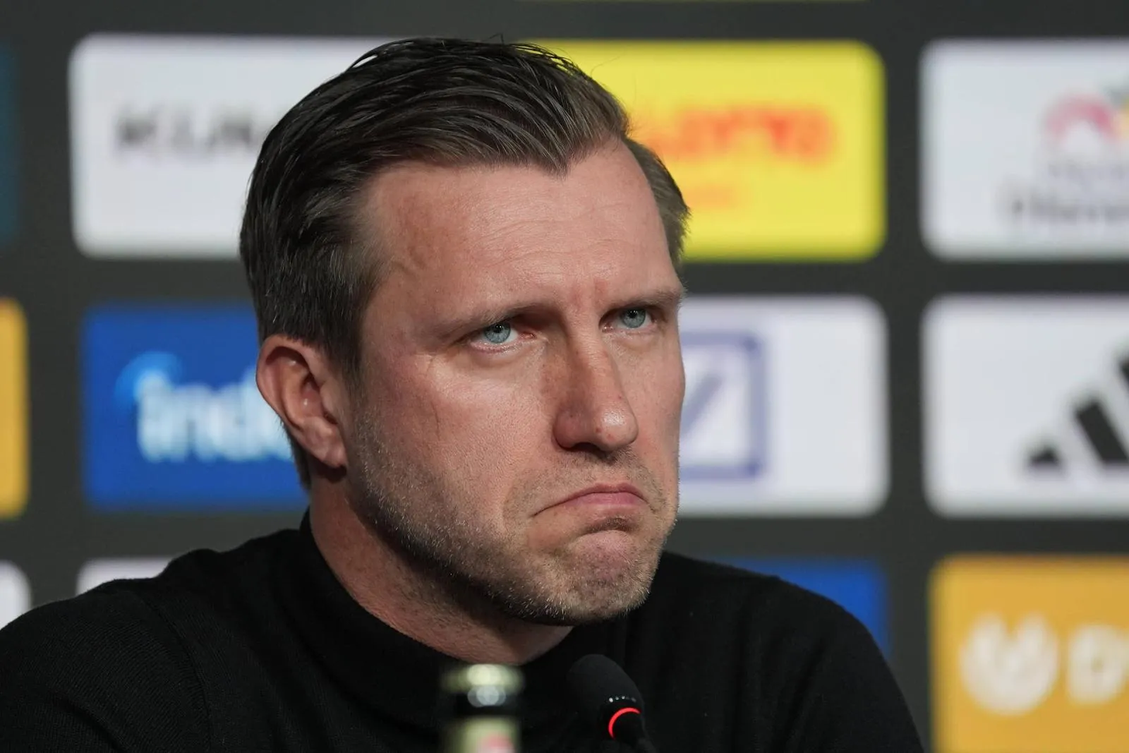 Markus Krösche auf einer Pressekonferenz von Eintracht Frankfurt