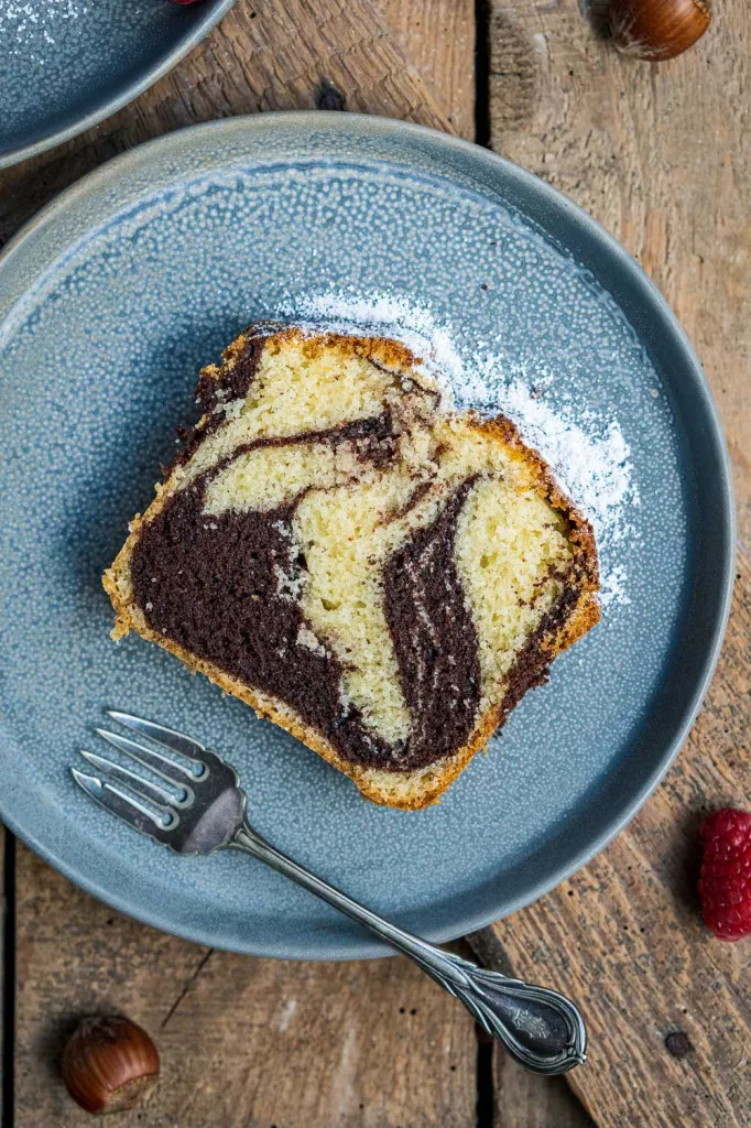 Marmorkuchen in der Kastenform frisch aus dem Ofen