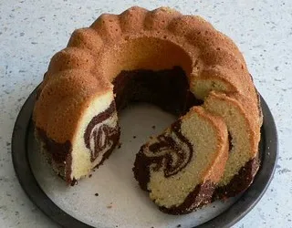 Marmorkuchen in einer Napfkuchenform