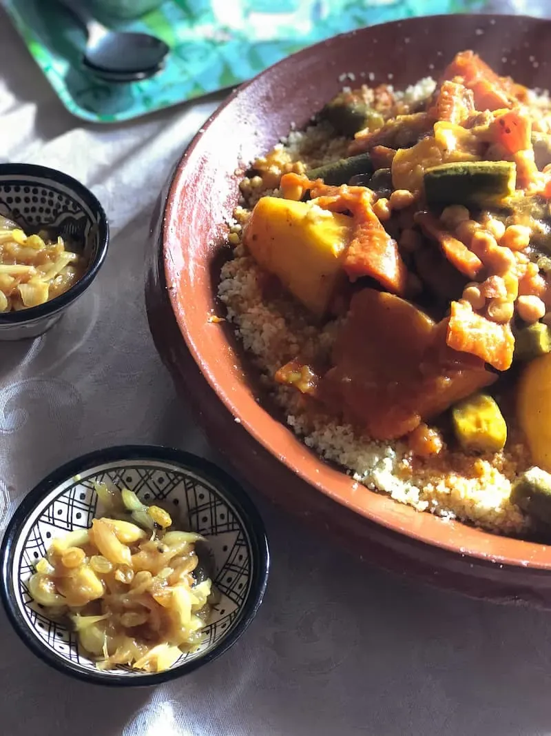 Marokkanischer Gemüsecouscous mit Tfaya-Topping