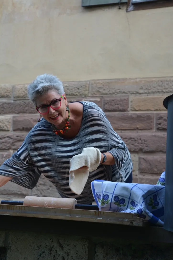 Martina Meuth bereitet Flammkuchen im Steinofen zu