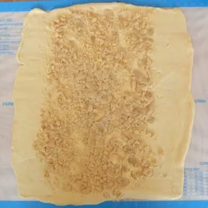 Marzipan-Mandel-Füllung wird auf Hefeteig verteilt