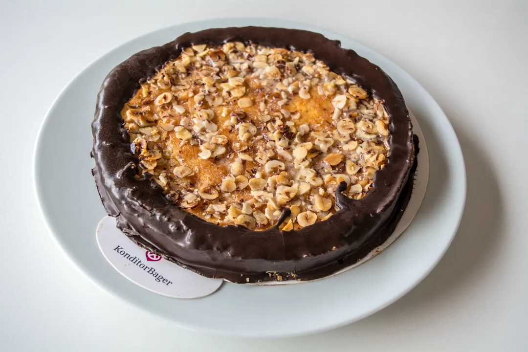 Marzipantorte – Eine elegante Torte mit Marzipanüberzug und Früchten