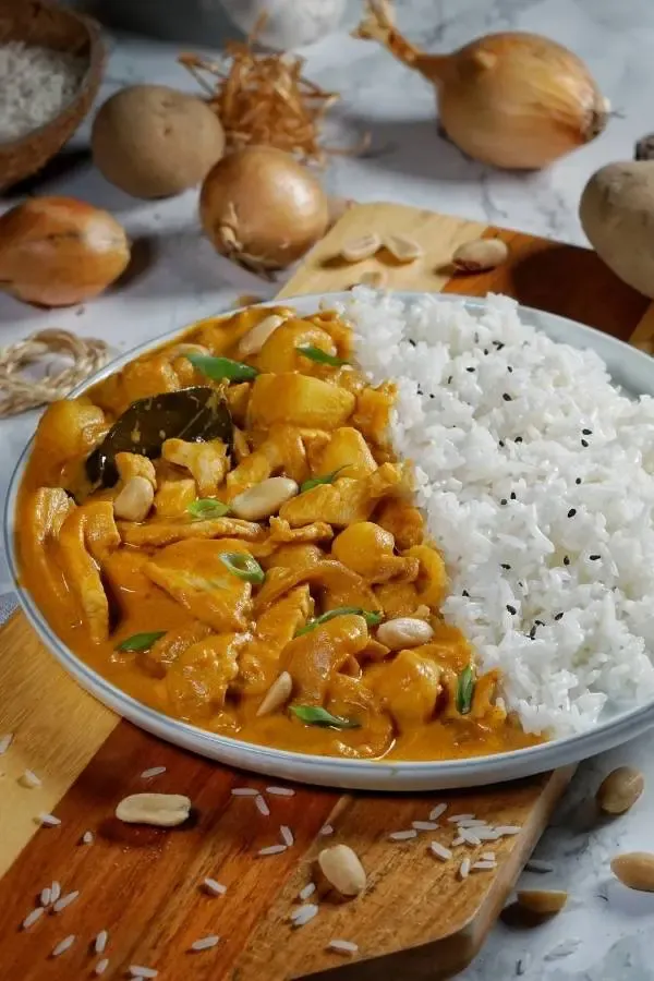 Massaman Curry mit Hähnchen und Reis, ein thailändisches Gericht