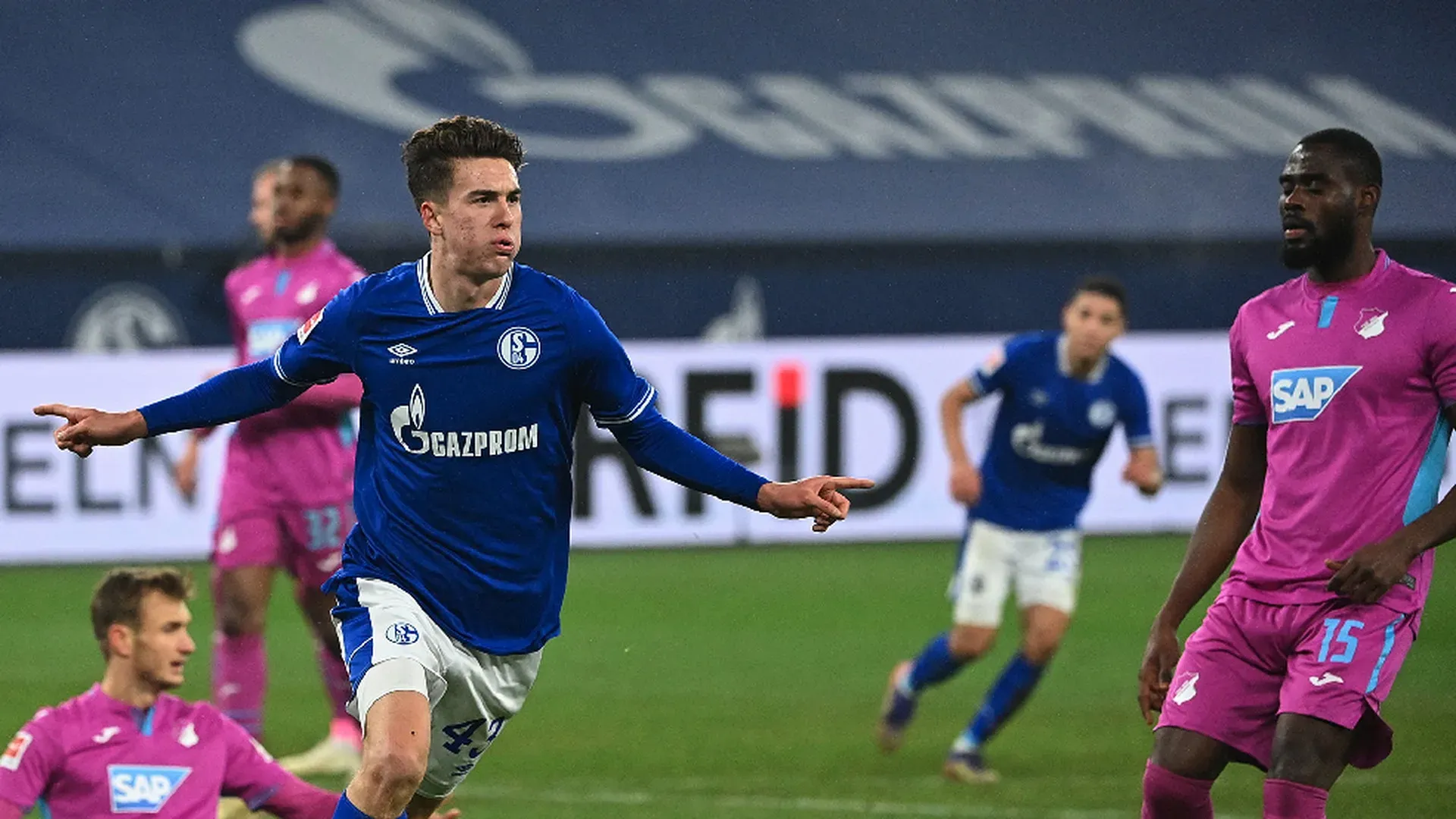 Matthew Hoppe bejubelt seinen historischen Hattrick gegen Hoffenheim