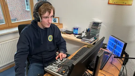 Matthies Kruse sitzt an seinem Mischpult