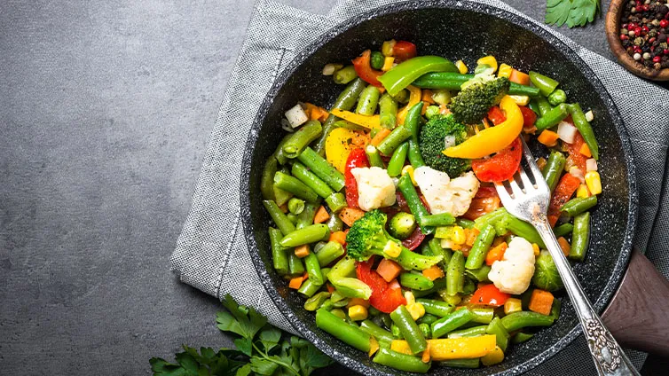 Mediterrane Gemüsepfanne mit italienischen Kräutern in der Pfanne