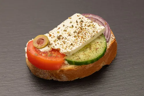Mediterranes Schafkäse Sandwich, frisch und würzig