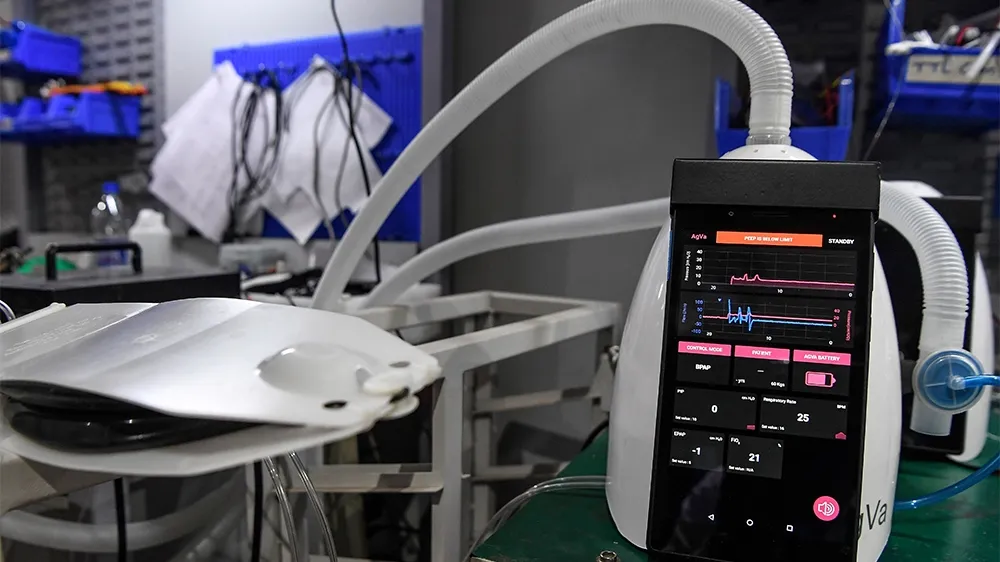 Medizinisches Beatmungsgerät in einer modernen Einrichtung