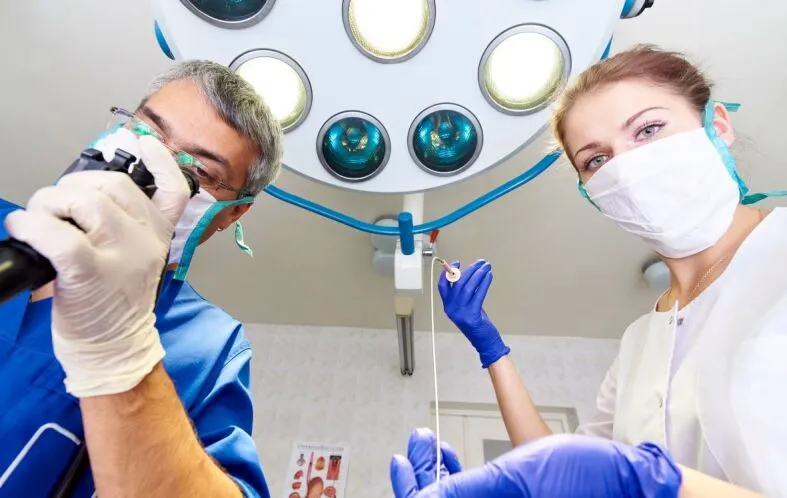 Medizinisches Personal mit Schutzkleidung bei einer Endoskopie während der Pandemie