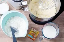 Mehl-Backpulver-Salz-Mischung und bereitgestellte Milch