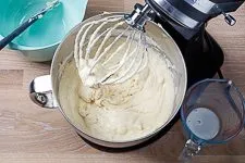 Mehl und Milch werden kurz in den Teig gerührt