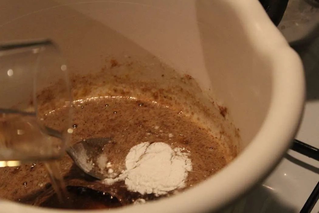 Mehl wird in die Rührschüssel gegeben