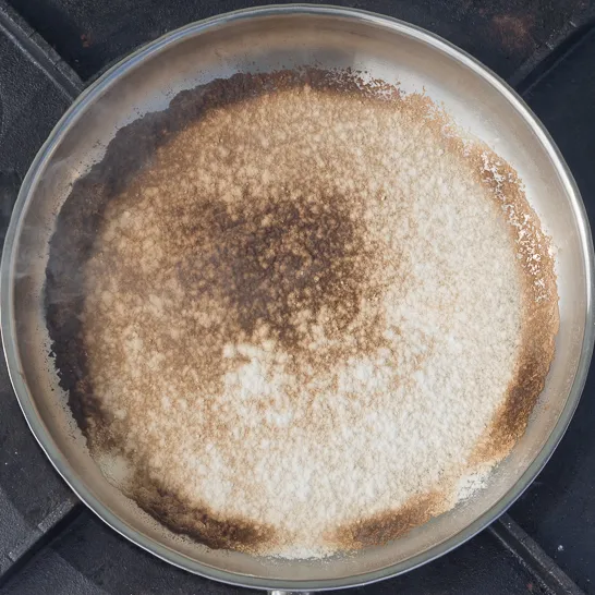 Mehltest auf Edelstahlpfanne mit Kupferboden (Ende)