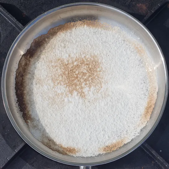 Mehltest auf Edelstahlpfanne mit Kupferboden (Mitte)