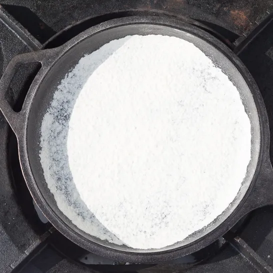 Mehltest auf Gusseisenpfanne (Anfang)