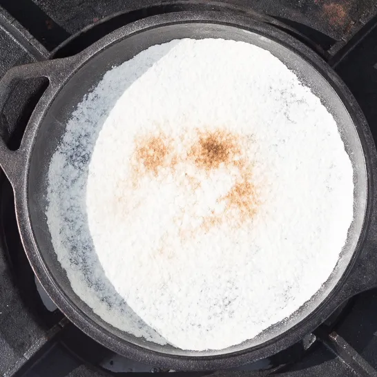 Mehltest auf Gusseisenpfanne (Mitte)