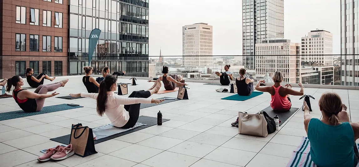 Mehrere Mitglieder bei dem Open Air Fitness Training