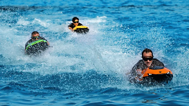 Mehrere Personen genießen die Fahrt mit dem SEABOB SE63 auf dem Wasser