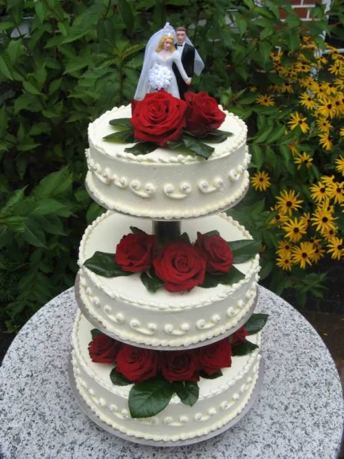 Mehrstöckige Hochzeitstorte mit blauen Akzenten und Schleifen