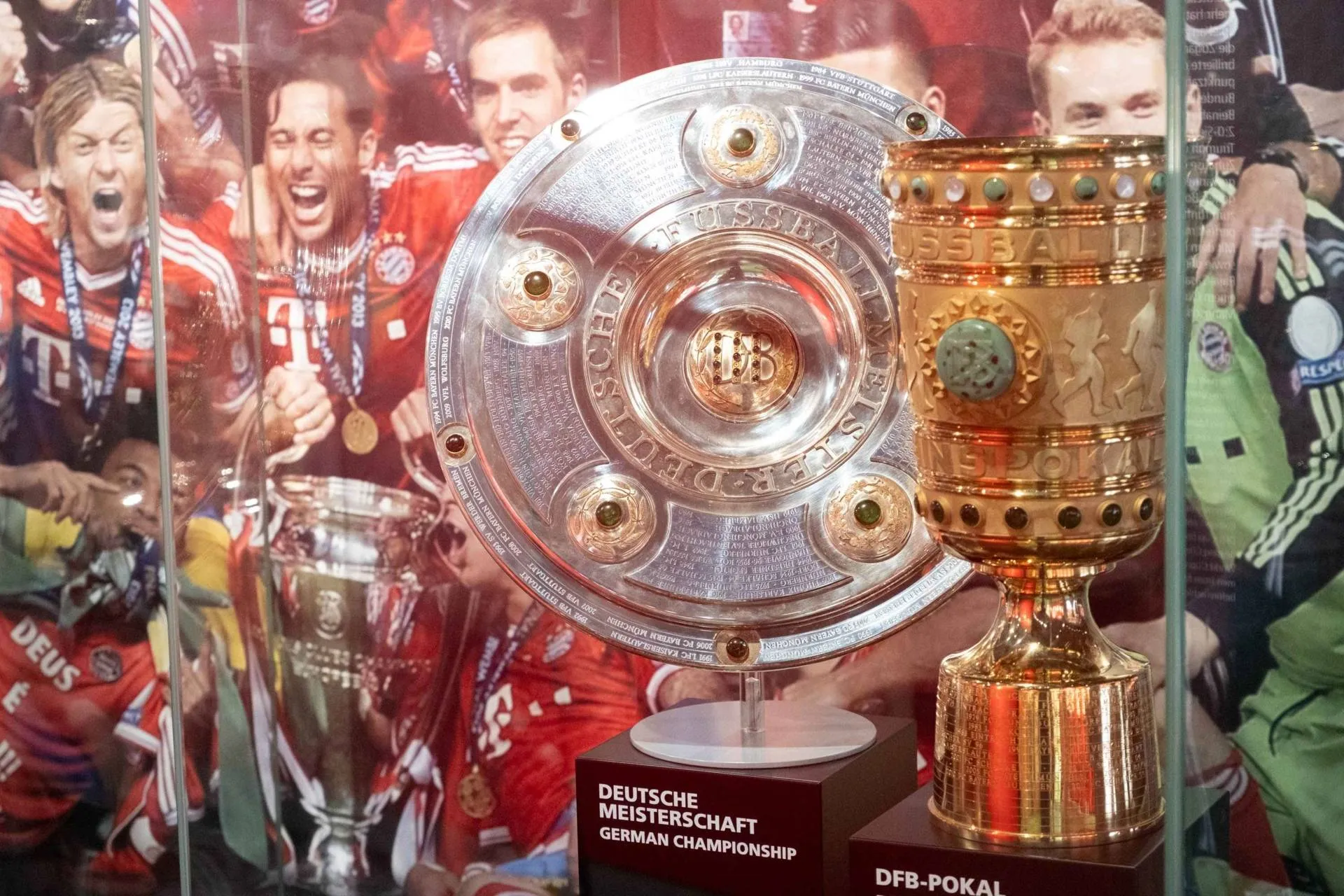 Meisterschaftsschale und DFB-Pokal des FC Bayern München