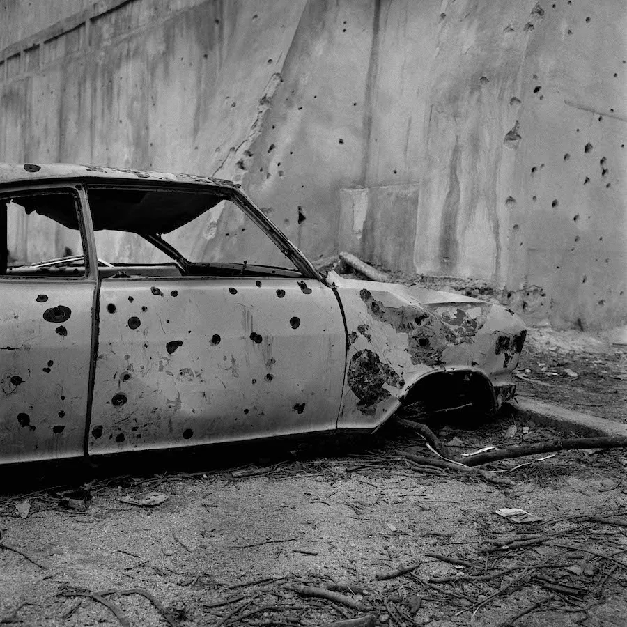 Menschen auf einem belebten Platz in Bukarest 1991