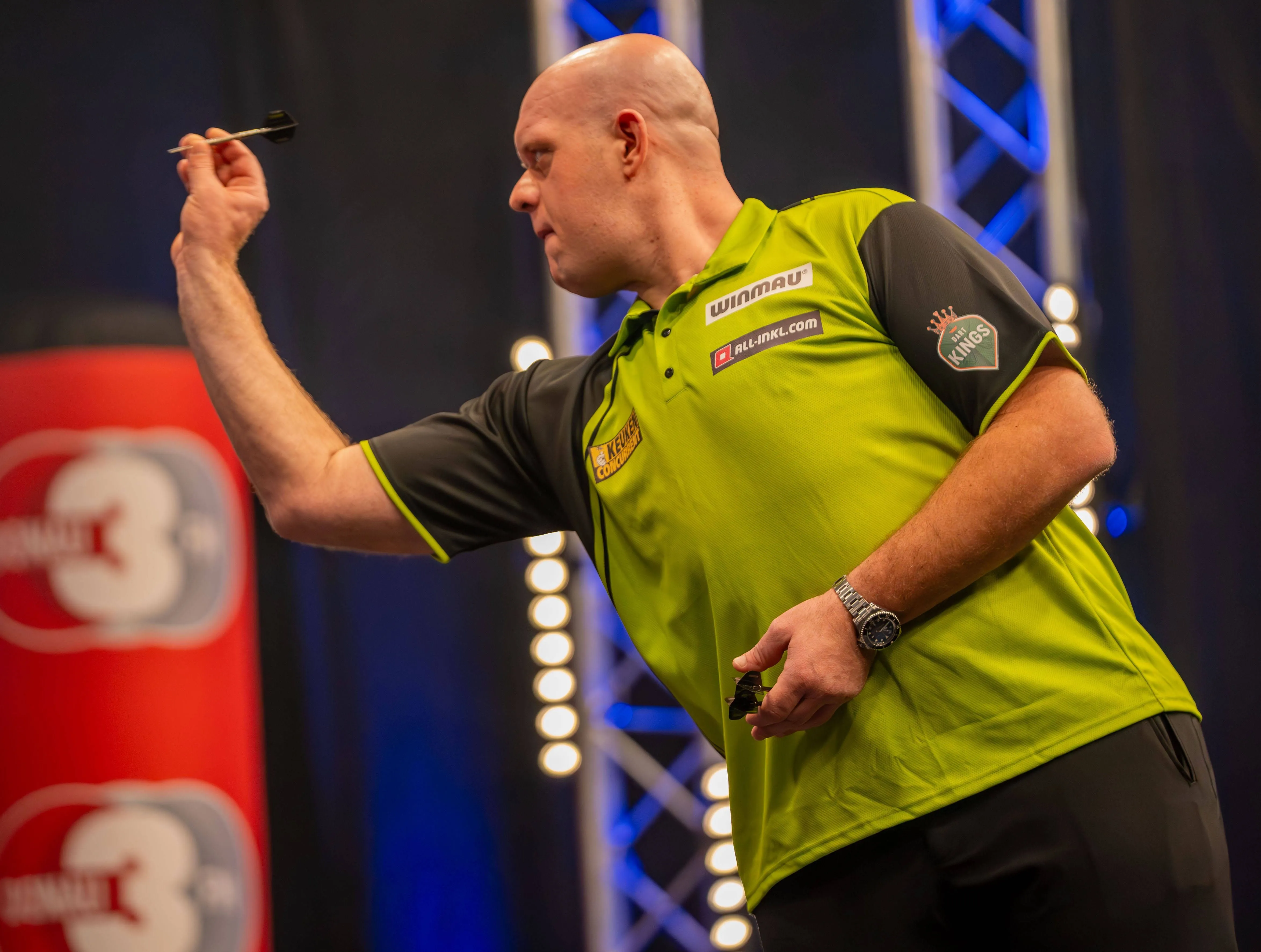 Michael van Gerwen konzentriert sich vor dem Dartboard