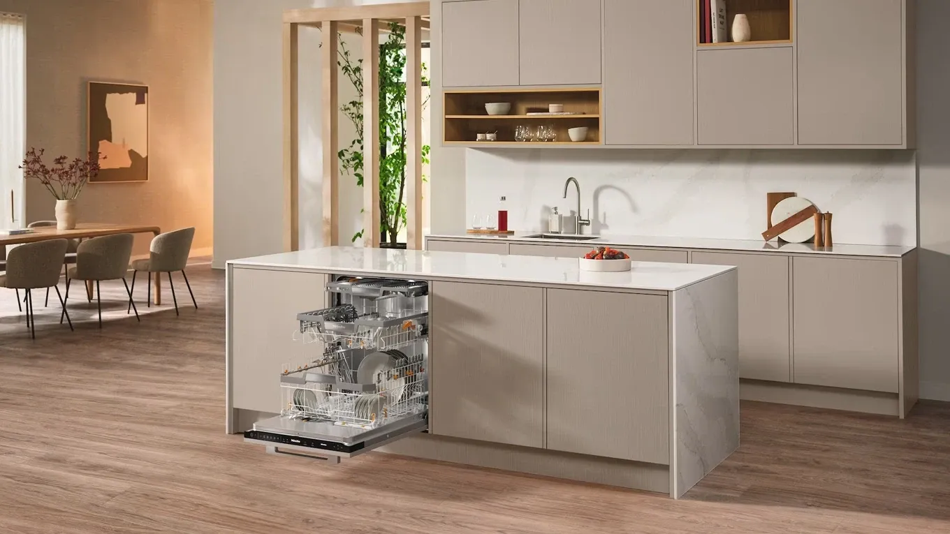 Miele-G-7777-SCVi-XXL Geschirrspüler in einer Küche mit Kochinsel