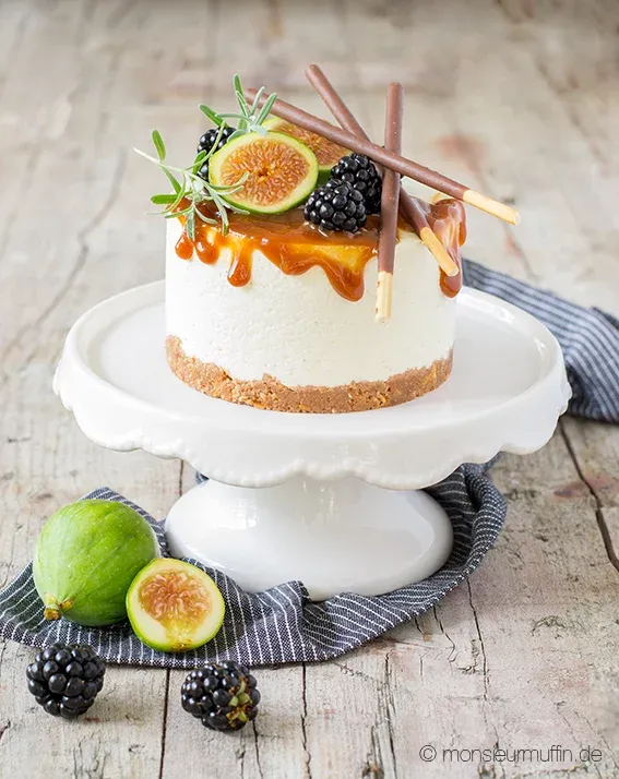 Mikado-Törtchen mit Brombeeren und Feigen, dekoriert mit Mikado-Sticks