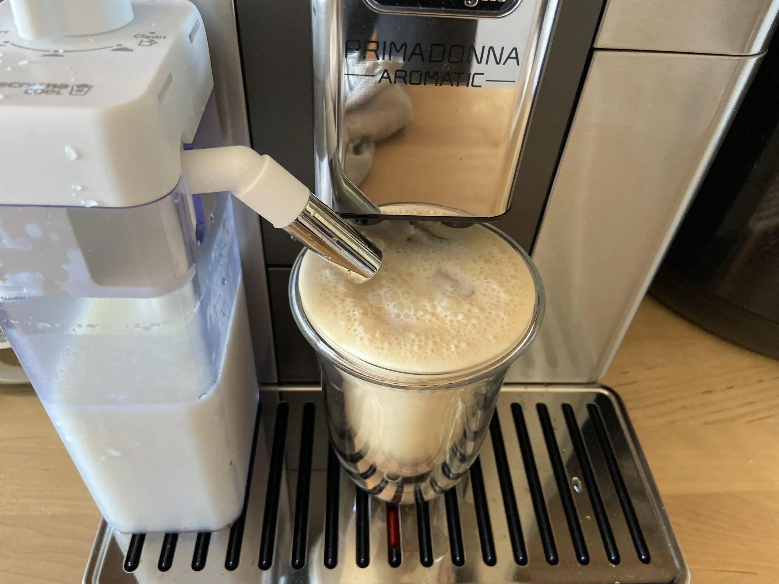 Milchkännchen der DeLonghi Primadonna Aromatic