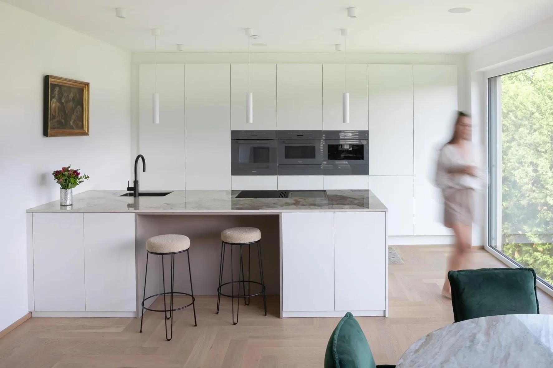 Minimalistische Kücheninsel mit integrierter Sitzgelegenheit und Arbeitsfläche