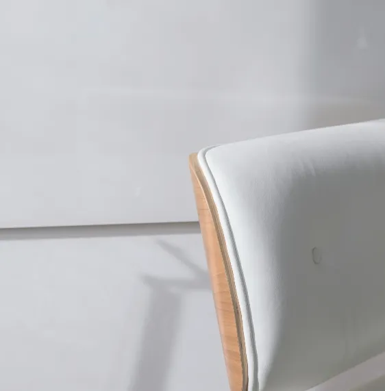 Minimalistisches Küchendesign mit klaren Linien und integrierten Geräten