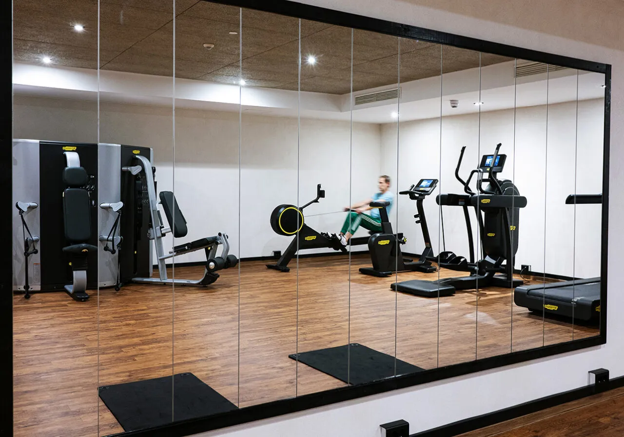 Mit den Geräten von TechnoGym können Sie Ihren ganzen Körper trainieren. Der klimatisierte Raum sorgt für frische Luft das ganze Jahr.