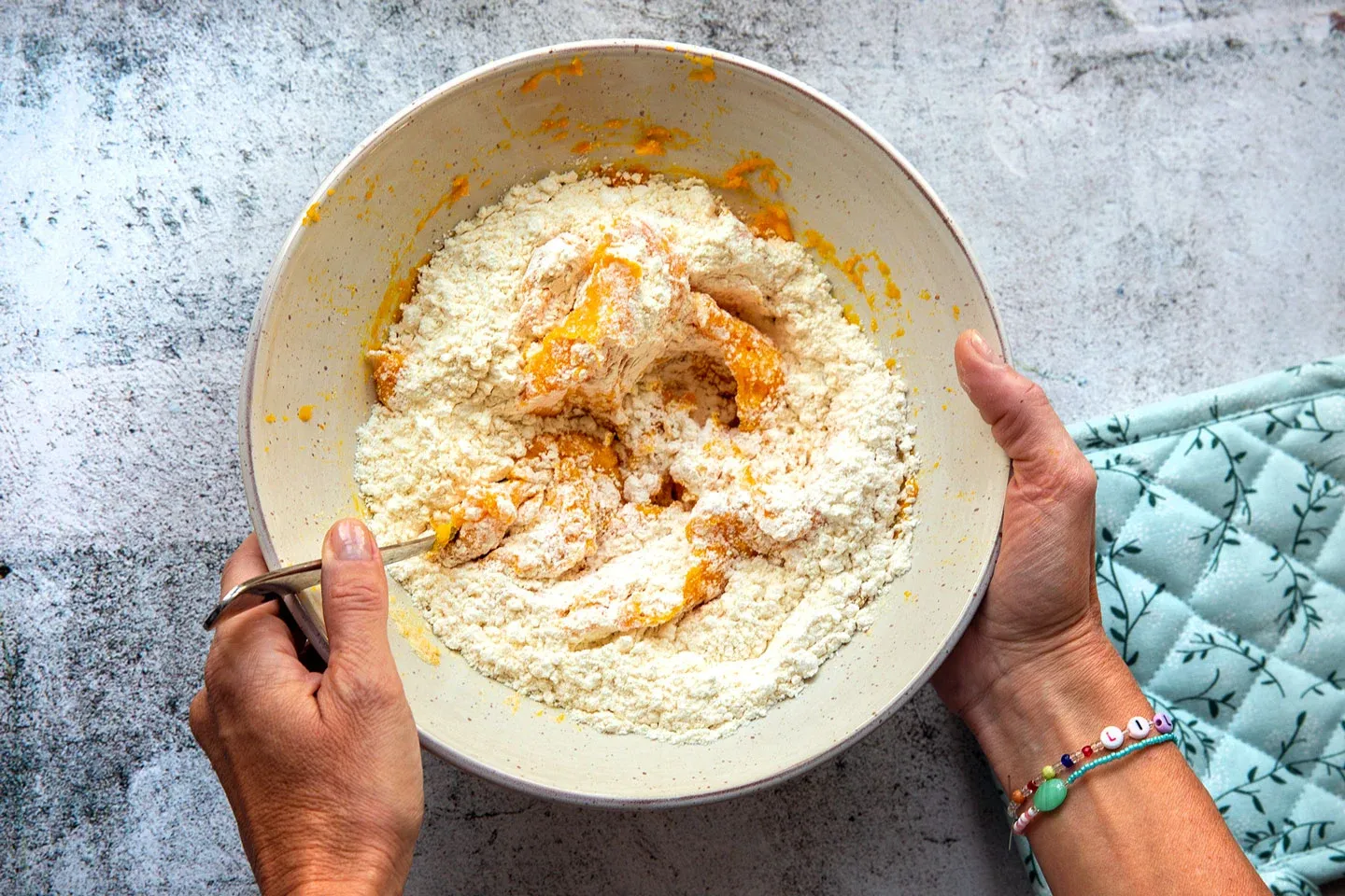 Mit Mehl und Gries zu einem Teig kneten