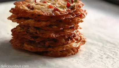 Mit Schokolade überzogene Florentiner auf Backpapier zum Trocknen