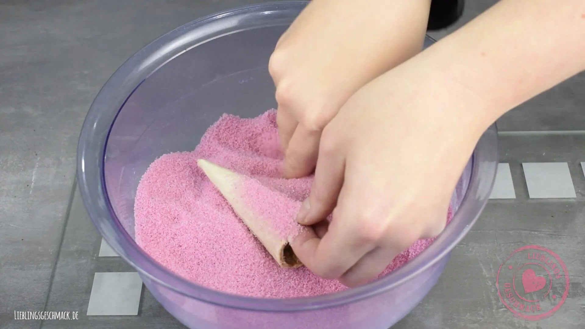 Mit Zuckerstreuseln verzierte Waffelhörnchen als Türme für die Ritterburg