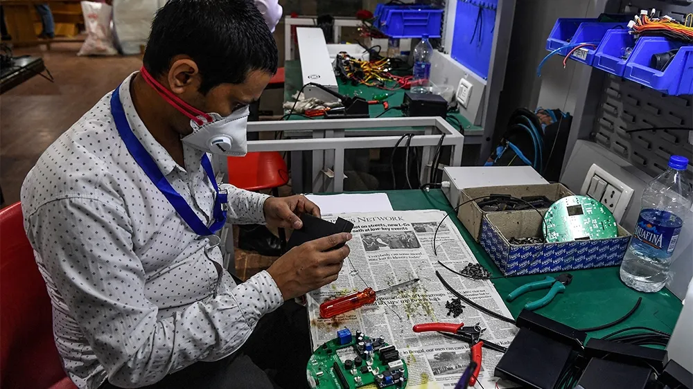 Mitarbeiter bei der Montage technischer Komponenten