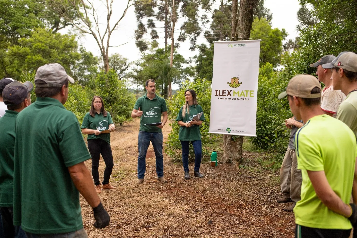 Mitarbeiter des Projektpartners Martin Bauer schulen Teilnehmer in nachhaltigen Anbaumethoden