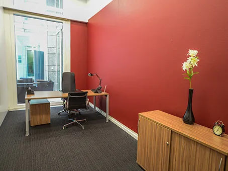 Moderne Büromöbel und Arbeitsplätze im Stockerhof Zürich