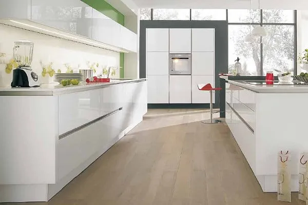 Moderne Celina Küche mit grifflosen Fronten in Hochglanz